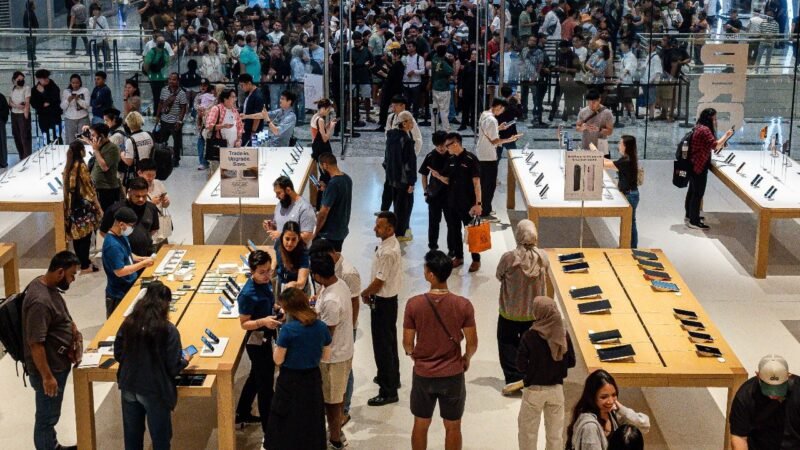 Global Smartphone Market Faces Record Decline in 2026